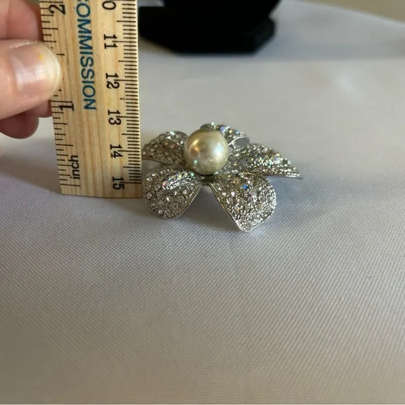 Premiere Designs flower and faux pearl brooch - Picture 4 of 4